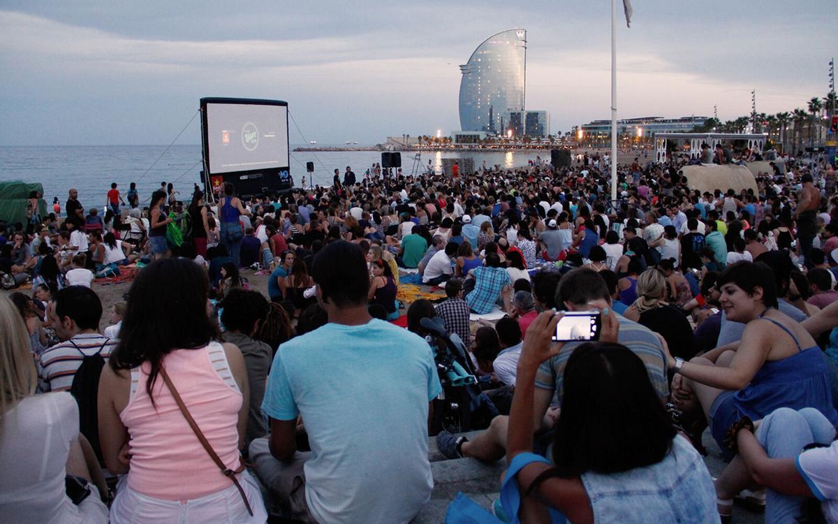 El Mundo Today | Milers de barcelonins van al cine a la fresca a fer-se callar El Mundo Today | Milers de barcelonins van al cine a la fresca a fer-se callar