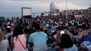 El Mundo Today | Milers de barcelonins van al cine a la fresca a fer-se callar