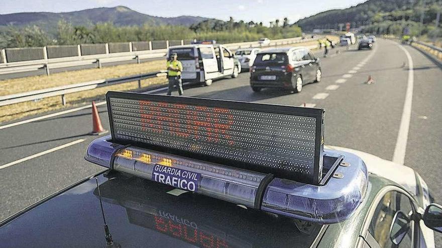 Control de radar de una patrulla de la Guardia Civil en la A-52, a su paso por Ribadavia. // Brais Lorenzo