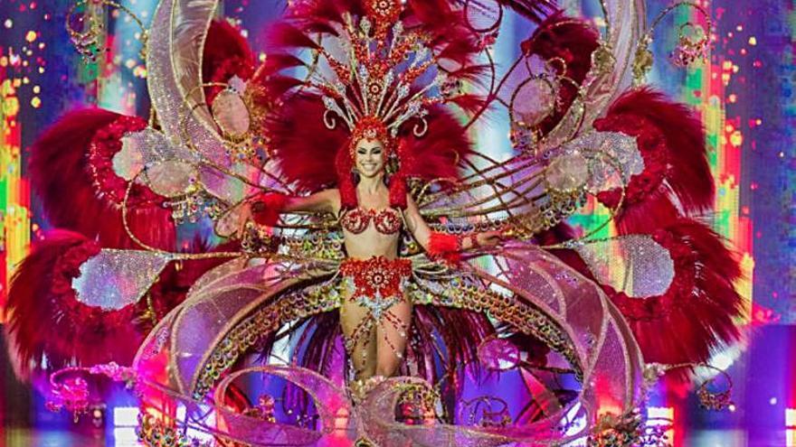 1.- Naomi Cabrera Pulido, guardiana del cetro (18,89%). Reina del Carnaval 2011, con la fantasía: Cien años de historia, de Leo Martínez. Diseñador en 2021: Alexis Santana Fantasía 2021: Volver a Vivir. Representa: Urbaser.