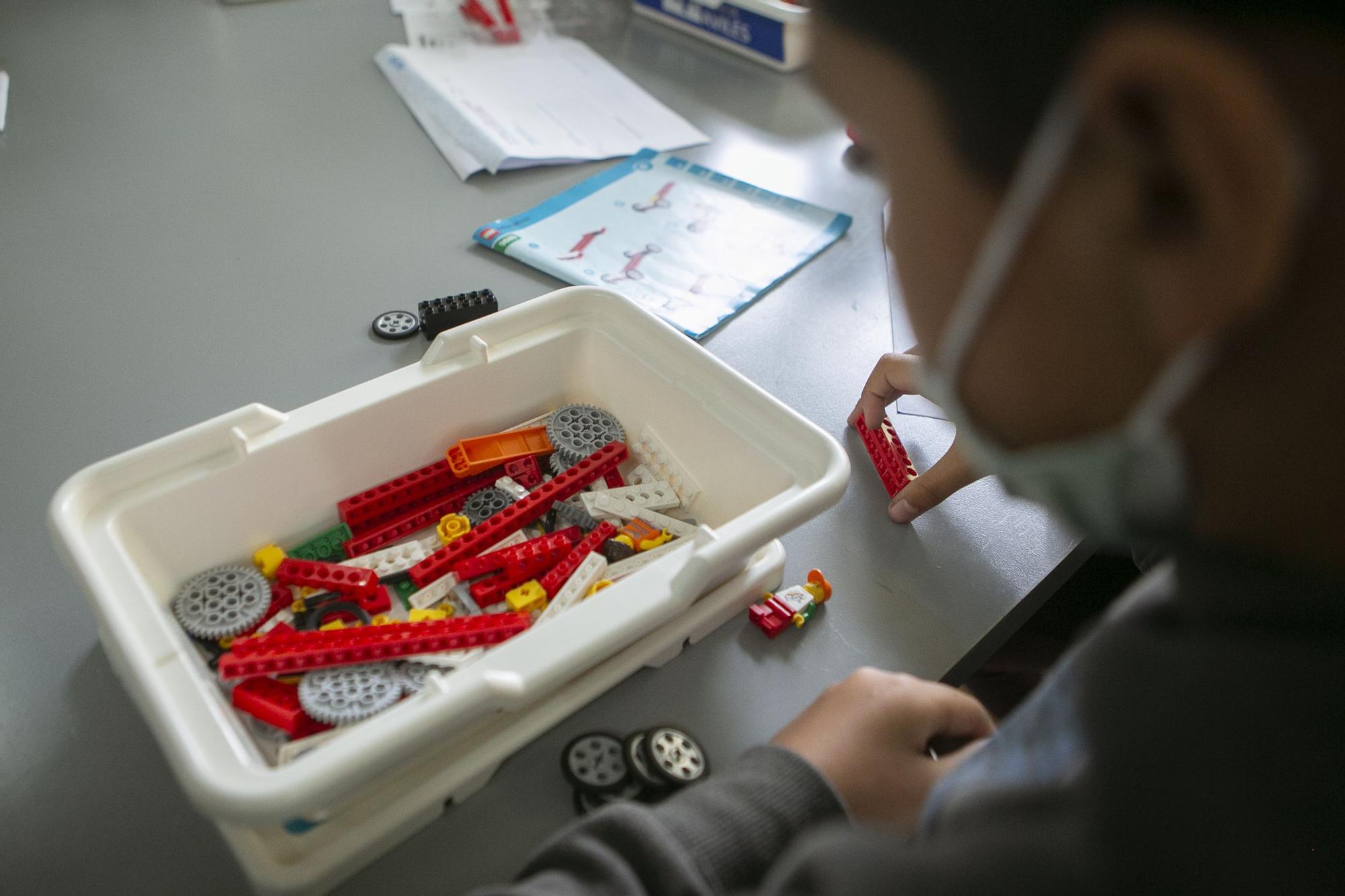 Taller de robótica de las alumnas del Colegio Llaranes