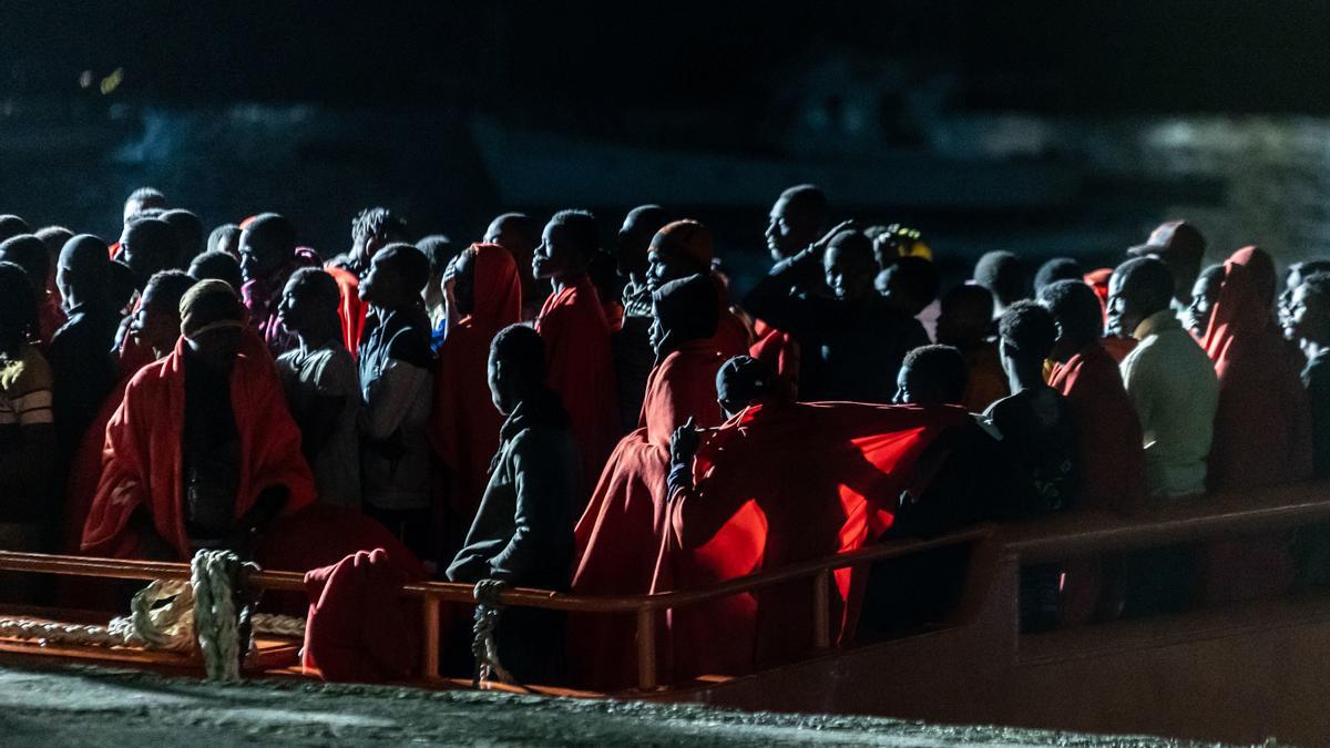 Una embarcación de Salvamento Marítimo llega al muelle de Arguineguín tras rescatar a un cayuco con 140 personas a bordo, a 23 de julio de 2024, en Gran Canaria, Canarias (España).