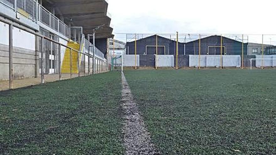 Césped del campo de fútbol de Meicende Grande, en Arteixo.