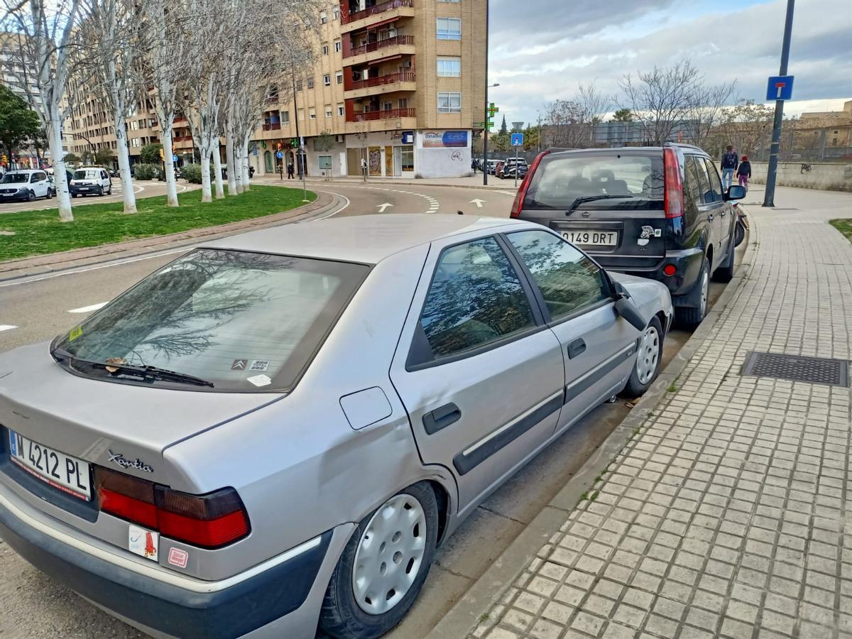 Un coche en mal estado aparcado en Zaragoza.