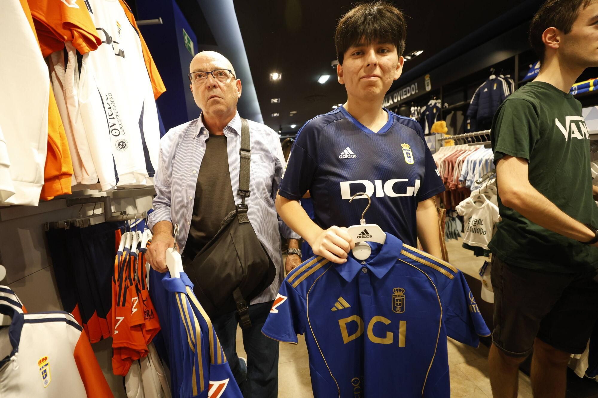 EN IMÁGENES: Colas tras salir a la venta la nueva camiseta del Oviedo en su regreso a Primera