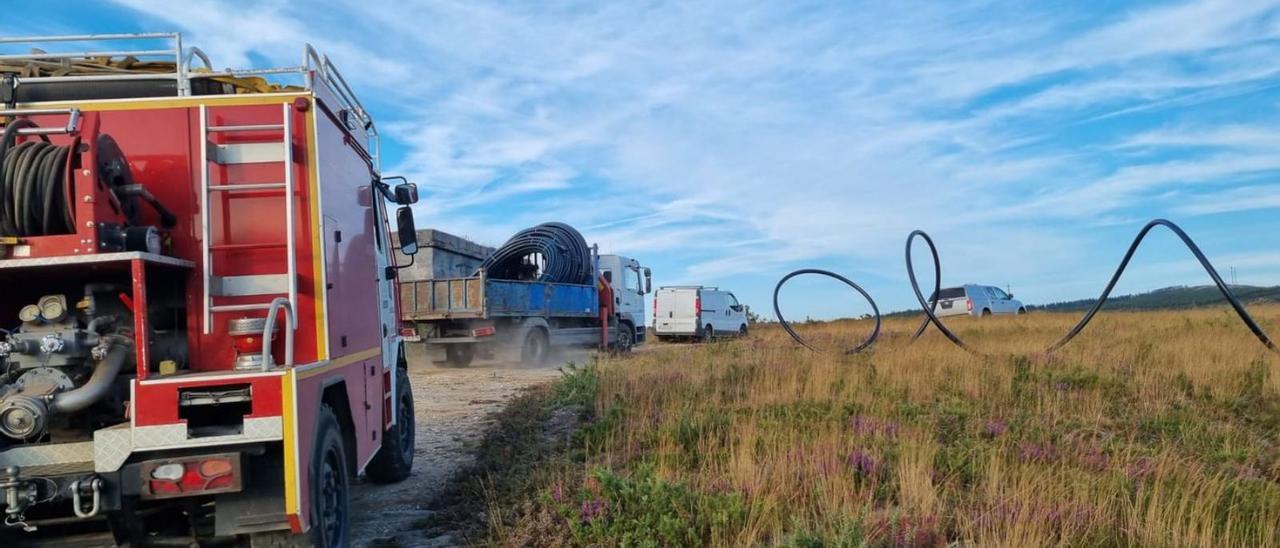 El Concello ha vuelto a realizar como en agosto el traslado de agua con motobombas.