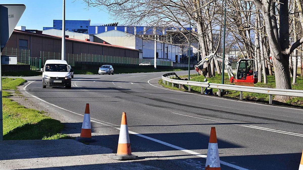 Vista de la avenida de la Diputación, en Sabón, tras el inicio de los trabajos de desdoblamiento. |   // V. ECHAVE