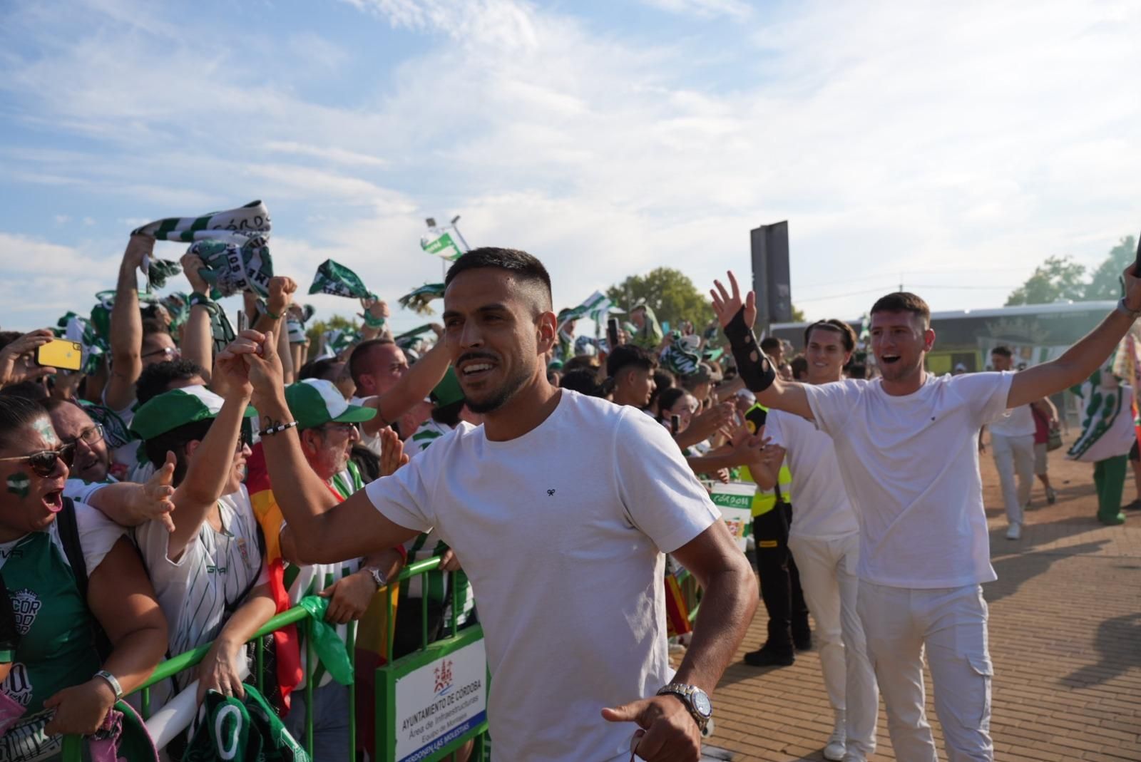 Así recibió la afición del Córdoba CF al autobús del equipo en El Arenal