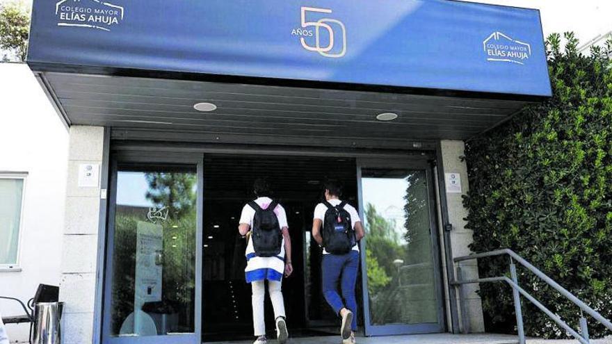 Dos alumnos entrando en el colegio mayor Elías Ahuja de Madrid. |