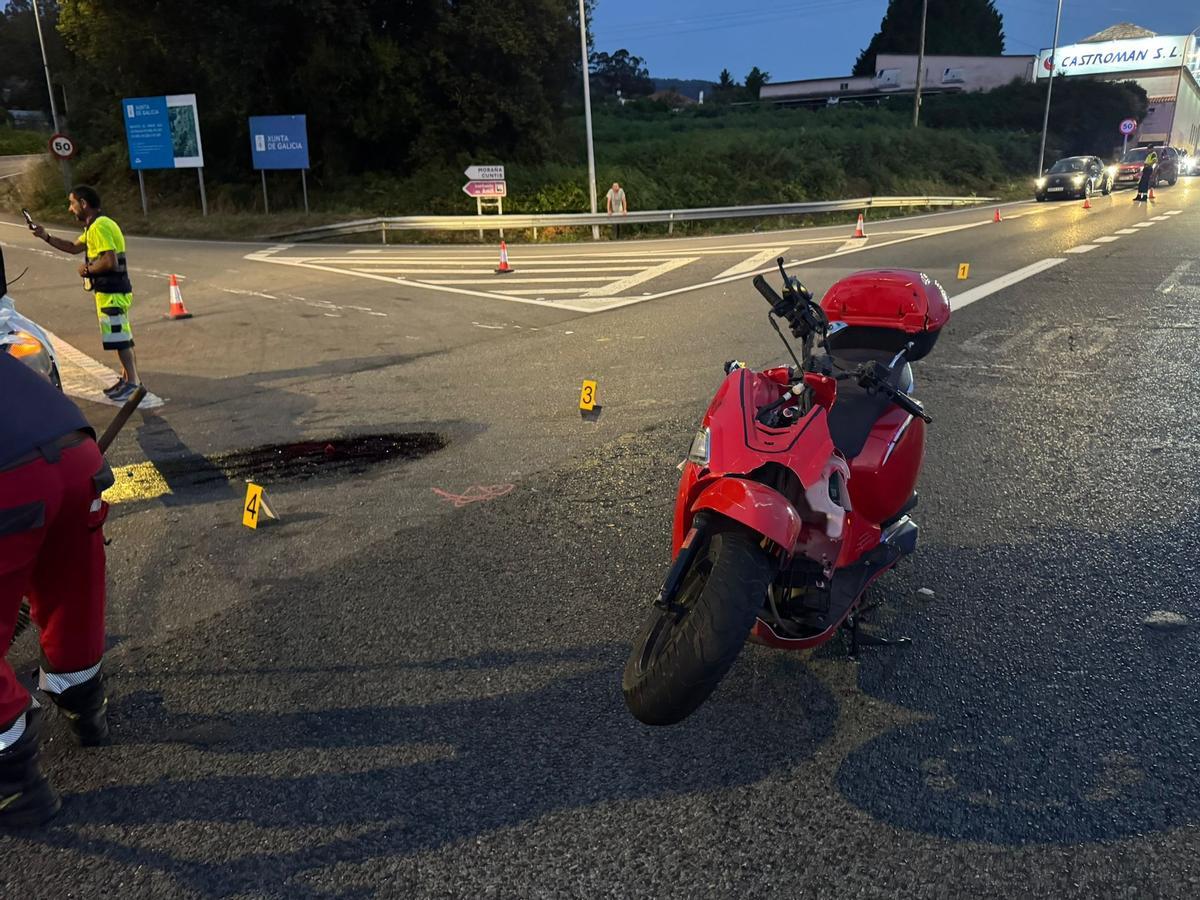 La moto que conducía el hombre muerto en un accidente en Barro.