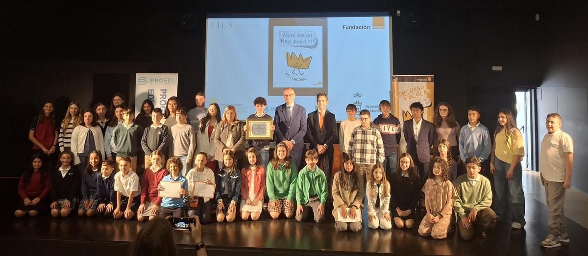 El consejero de Educación y FP, Víctor Marín, junto al alumno ganador y el resto de alumnos participantes en el certamen ‘¿Qué es un rey para ti?’. | CARM