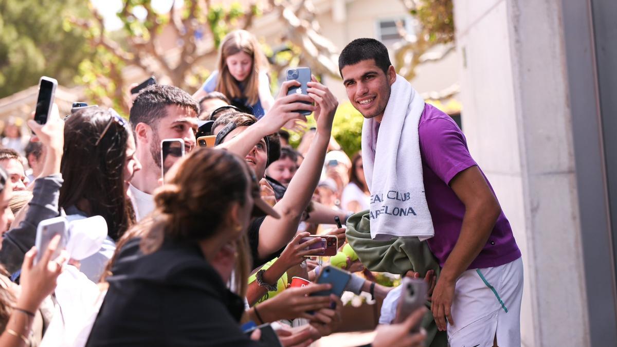 Carlos Alcaraz, saludando a los jóvenes en el Torneo Conde de Godó