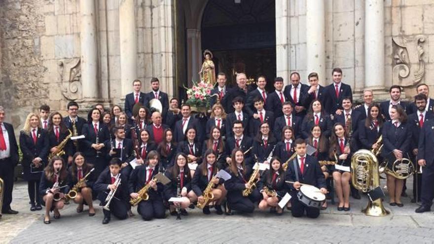 Foto de familia de la agrupación musical.