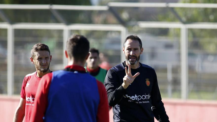 Moreno da indicaciones a Núñez en un entrenamiento