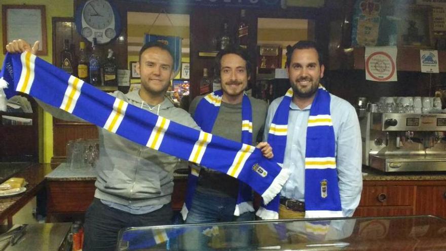 Pablo Fernández, Javier Crespo y Claudio Álvarez, en la sede de la peña, el Café Bar Castillo.