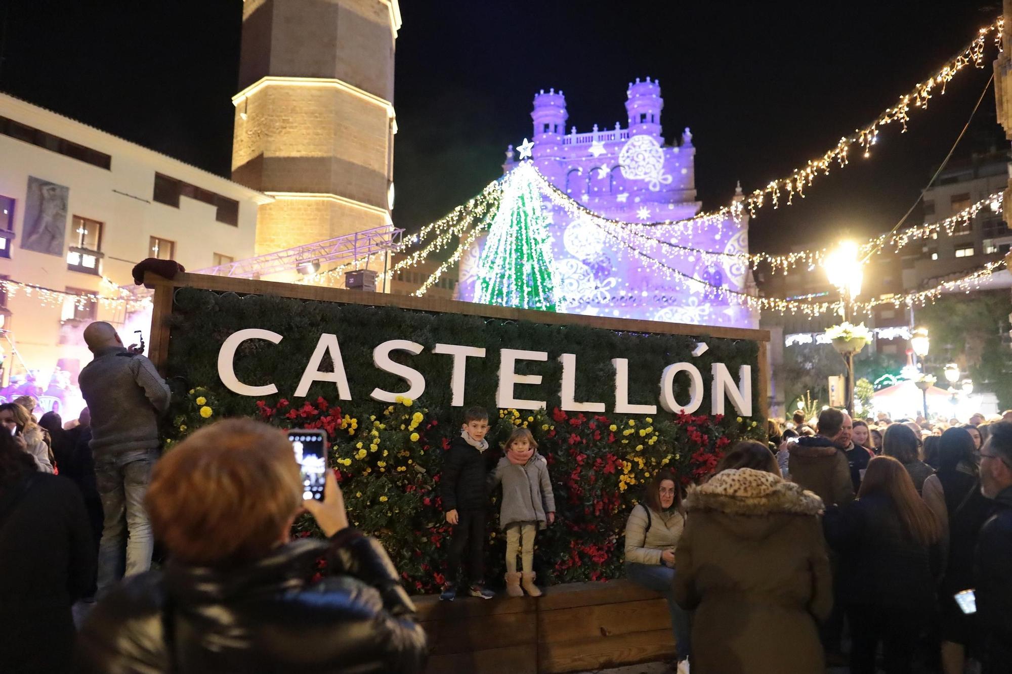 Las mejores imágenes del encendido de luces en la Plaza Mayor de Castelló