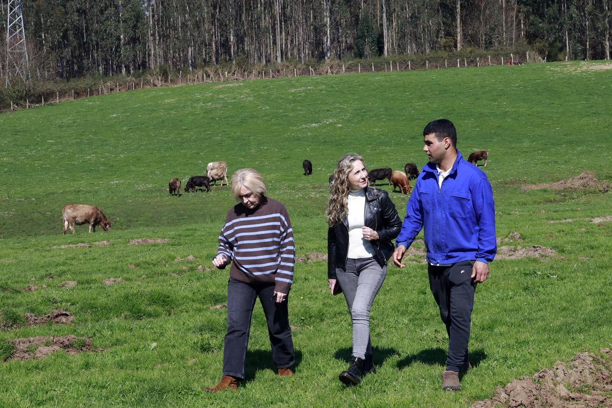 Visita a Moeche de la delegada territorial de la Xunta en Ferrol, Martina Aneiros, junto a la directora territorial de la Consellería do Medio Rural, Nieves Mancebo