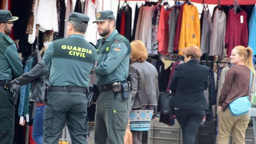 Mercadillo de Cangas vigilado por las fuerzas del orden. // Gonzalo Núñez