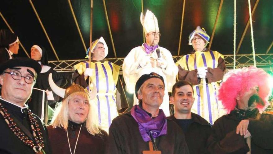 Cofrades y otros protagonistas del carnaval de Frei Canedo da Ponte. // Iñaki Osorio