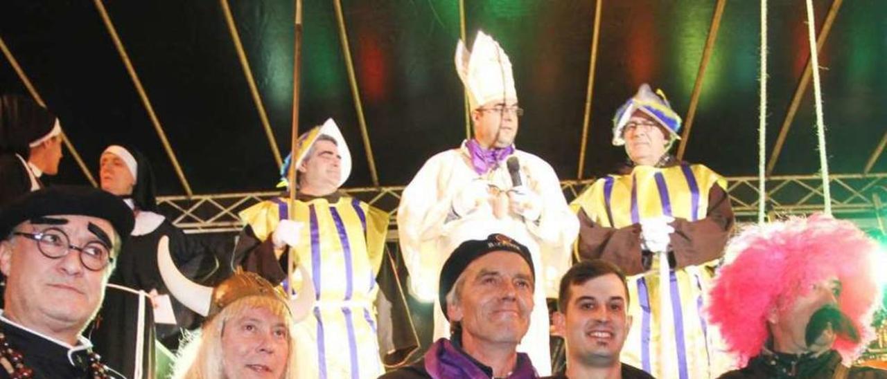 Cofrades y otros protagonistas del carnaval de Frei Canedo da Ponte. // Iñaki Osorio