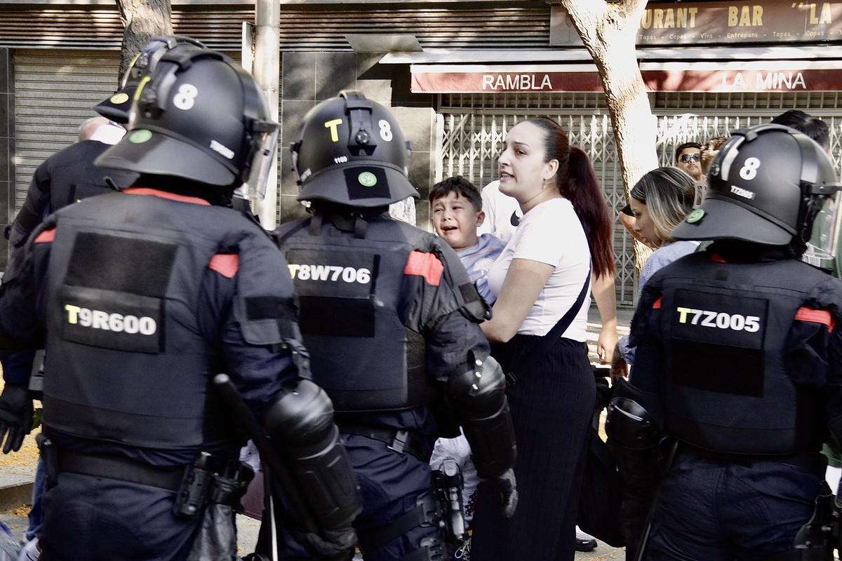 Protesta en La Mina contra el desahucio de tres familias