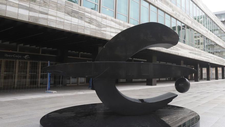 La escultura del logotipo de Ibercaja situada los pies de la sede central del banco en la plaza Paraíso de Zaragoza. | ANDREEA VORNICU