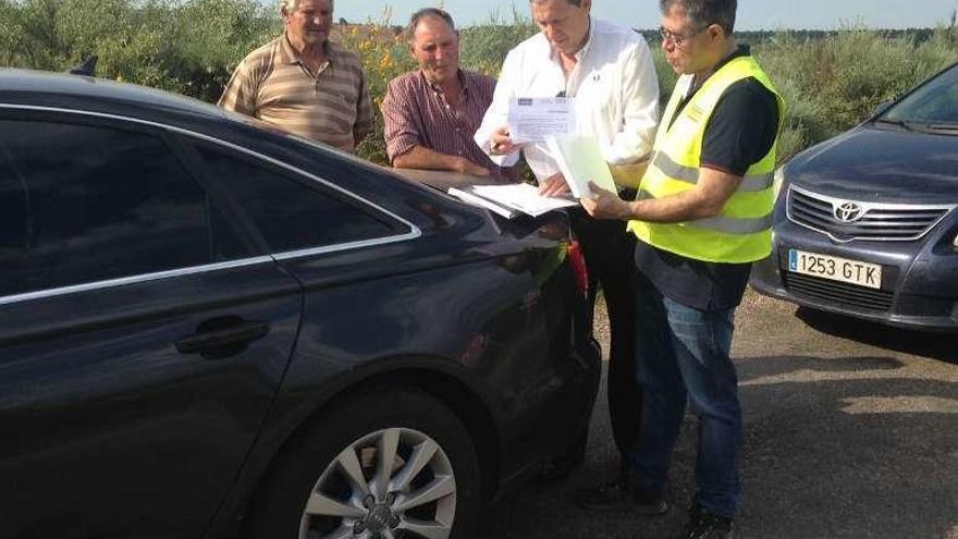 El alcalde, dos ediles y el ingeniero repasan los detalles de la obra.