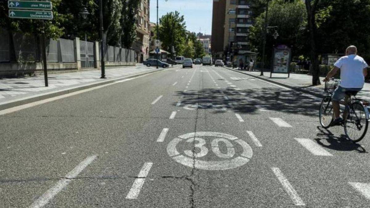 Ejemplo de una ciclocalle, en la que patinetes y bicicletas conviven con los coches, pero tendrán preferencia.