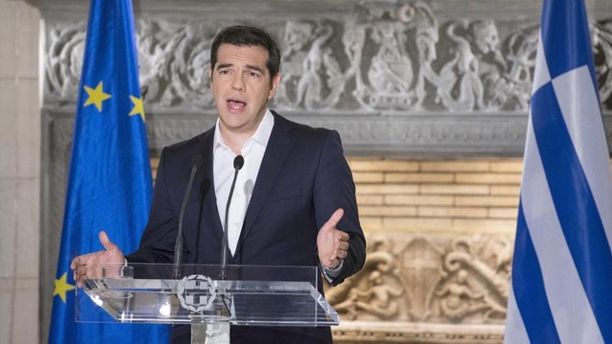 Tsipras se dirige al país en un mensaje televisado, este domingo.