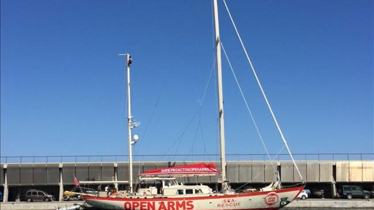 El 'Astral', cedido a la oenegé por un empresario italiano, atracado en el puerto de Badalona.