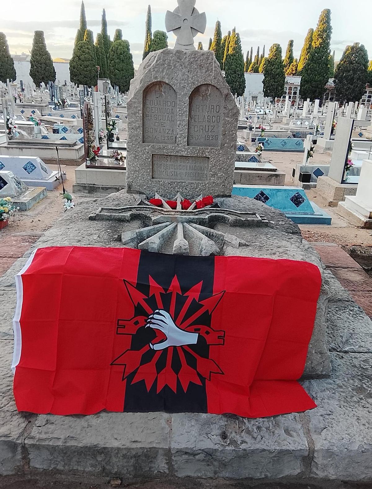 La celebración llegó tambie´n a una tumba con simbología falangista en el cementerio de Castelló.