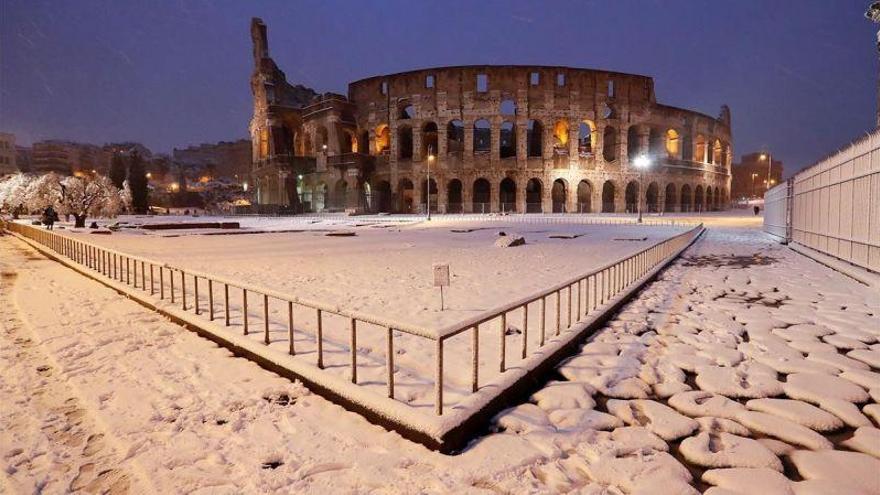 Una intensa nevada cubre Roma