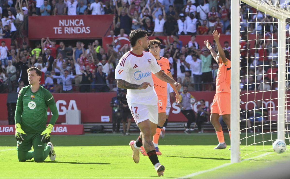 Isaac Romero celebra su gol contra el Barcelona, durante el partido de la jornada 8 de LaLiga EA Sports, en el Ramón Sánchez-Pizjuán