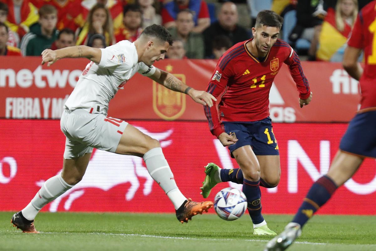 ZARAGOZA, 24/09/2022.- El jugador español Ferrán Torres (d) y el suizo Granit Xhaka se disputan un balón durante el partido de la Liga de Naciones que España y Suiza disputan este sábado en el estadio de La Romareda, en Zaragoza. EFE/Toni Galán