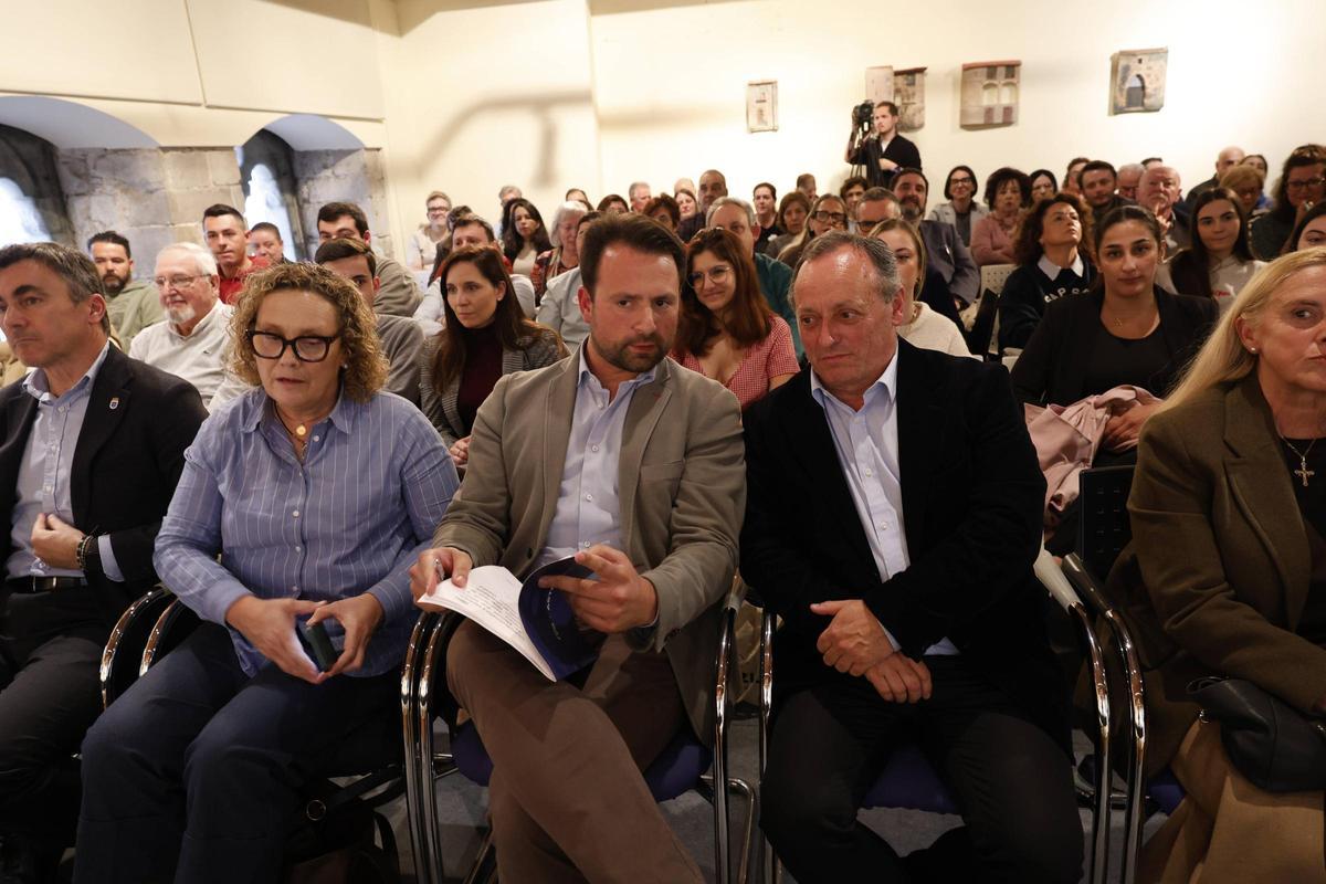 Álvaro Queipo, en el centro, en un acto del PP avilesino sobre autismo.