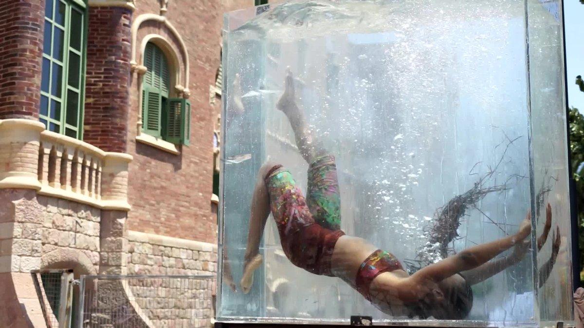 Ensayo de espectáculo ’Nova normalitat’ de La Fura, frente al edificio modernista del Hospital de Sant Pau.