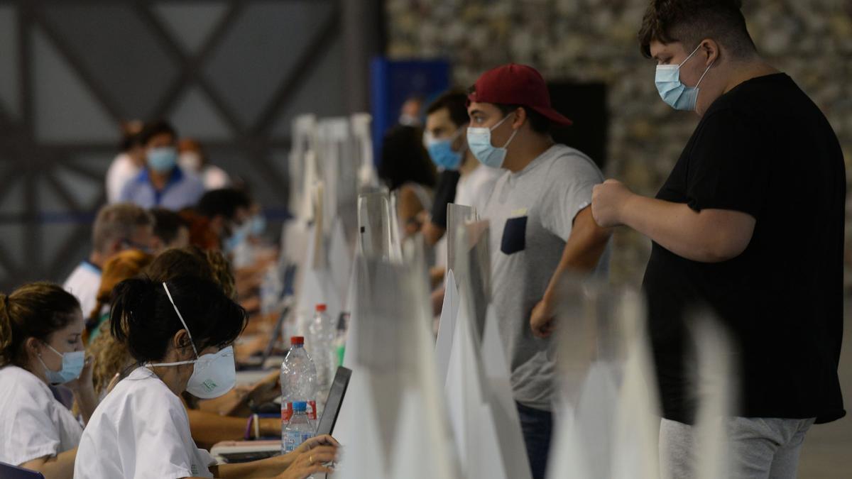 Jóvenes acuden a vacunarse al Palacio de Ferias de Málaga.