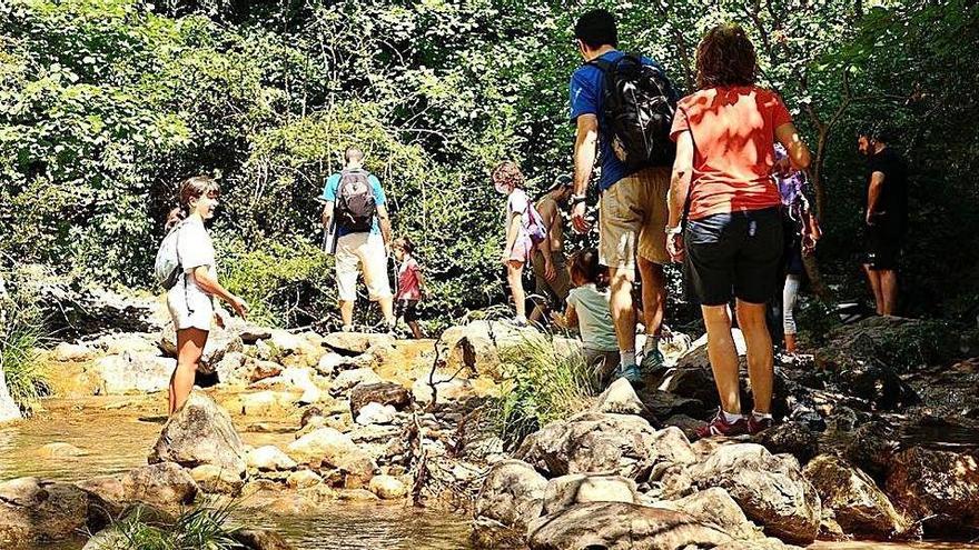 Visitants als Empedrats, una de les zones que ha patit la massificació de visitants, aquest estiu