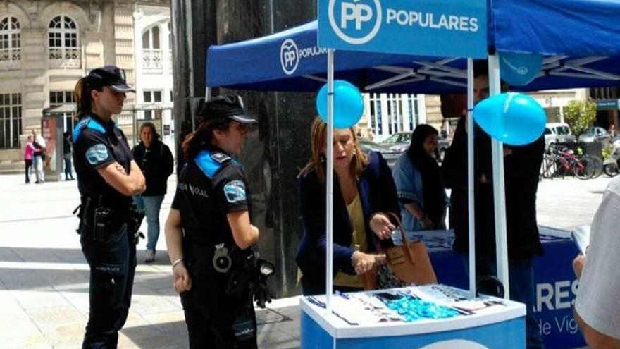 Muñoz acusa a Caballero de prohibir una carpa electoral del PP |  El PP acusó ayer al alcalde Abel Caballero de prohibirle instalar su carpa electoral y de &quot;usar modos dictatoriales&quot;. La popular Elena Muñoz recriminó al regidor por &quot;impedir que el PP se comunique con los ciudadanos y haga campaña&quot;. &quot;No hay ninguna razón democrática para impedir el uso de la carpa; ya está bien de imposiciones y de tiranía&quot;, afirmó. El Concello explica que el departamento de Seguridad decidió presentarse en la carpa del PP en aplicación de la Ley Electoral. Dos policías pidieron a la portavoz municipal del PP, Elena Muñoz, que se identificase.