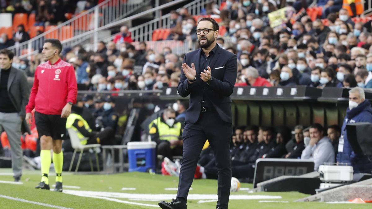 Bordalás apoyando al equipo en el área técnica de Mestalla