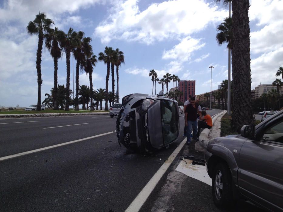 Un coche vuelca en la Avenida Marítima