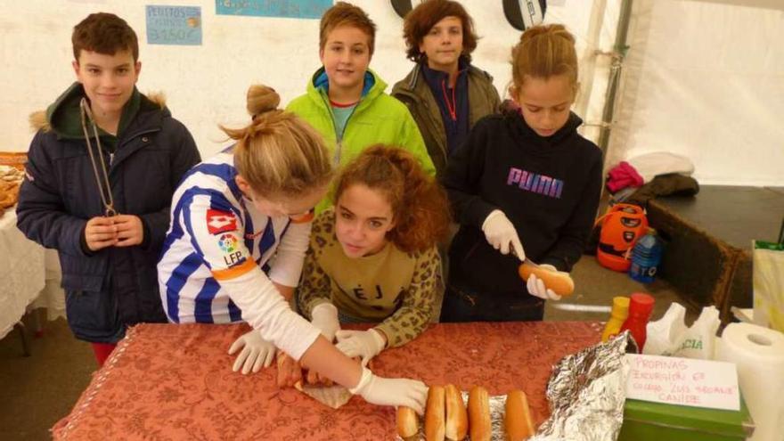 Alumnos del colegio de Canide, en una actividad de recaudación de fondos para fin de curso en 2015.