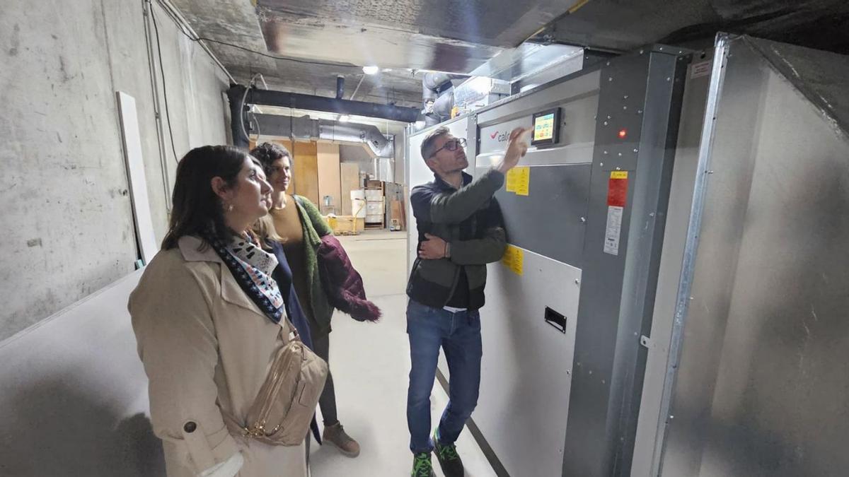 Representantes del Concello examinando, ayer, la nueva instalación. |  FdV