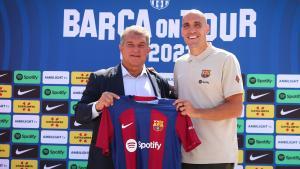 Joan Laporta y Oriol Romeu, en la presentación del futbolista oficiada durante la gira por Estados Unidos.