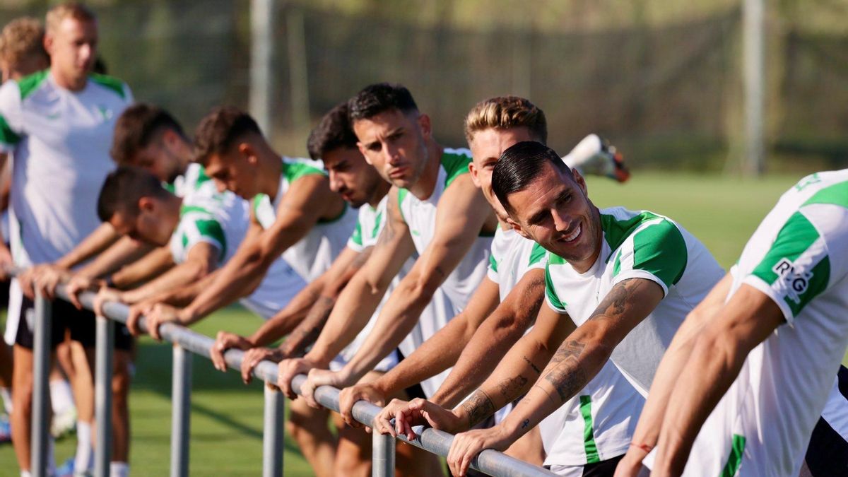 Los jugadores del Córdoba CF, en uno de los entrenamientos llevados a cabo ayer en Oliva.