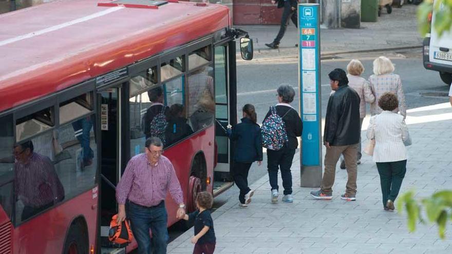 Un autobús urbano en la parada de la plaza de España.