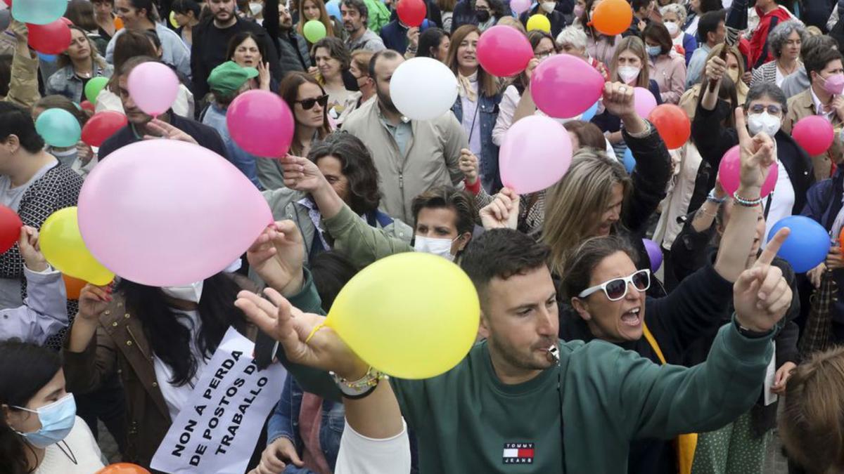 Protesta de docentes de la concertada, ayer, en Santiago.  | // XOÁN REY/EFE