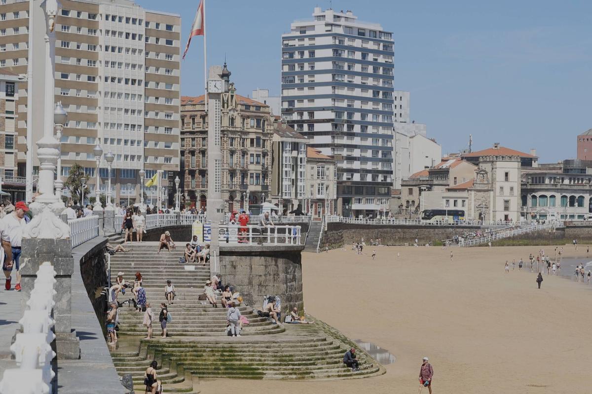 EN IMÁGENES: Asturias sofoca la ola de calor de mayo en la playa