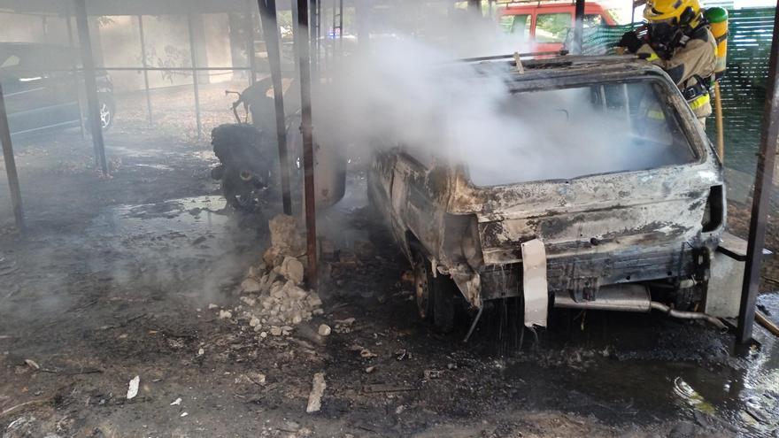 Quatre vehicles cremats en l&#039;incendi d&#039;un aparcament a Girona