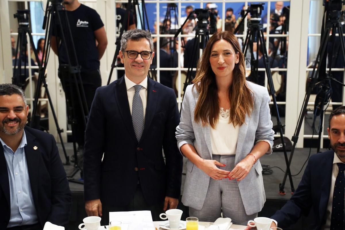 El ministro de Presidencia, Félix Bolaños, y la candidata socialista al Congreso, Mari Nieves Ramírez, intervienen en el Fórum Europa Nueva Economía.-ÁLEX ZEA.